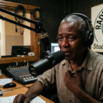 penyiar radio pak dedi di radio kwizera menyampaikan siaran hangat