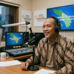 pak arif penyiar radio sumatra di studio siaran